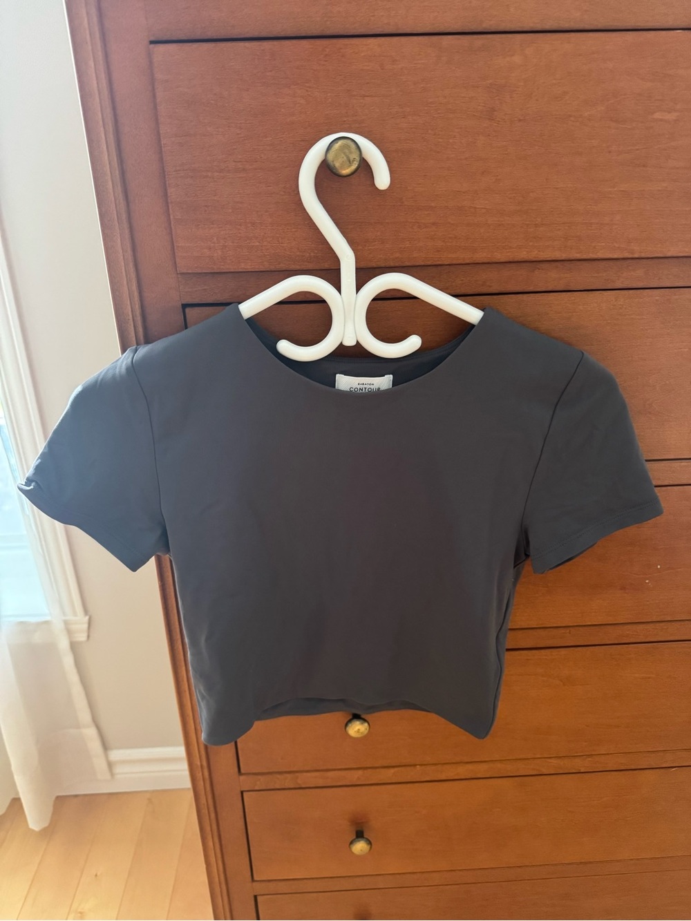 Aritzia Babaton Contour Charcoal/Dark grey short sleeve crop top